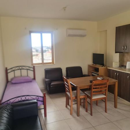 Top Floor 1 Bdrm Aprtrmnt Leilighet Dromolaxia Eksteriør bilde